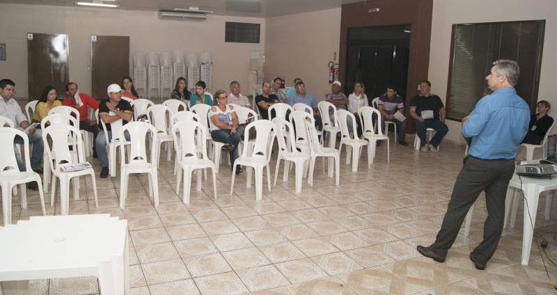 Reunião sobre regulamentação de feiras amambaienses foi realizada pela ACIA Reunião contou com empresários associados / Foto: Divulgação