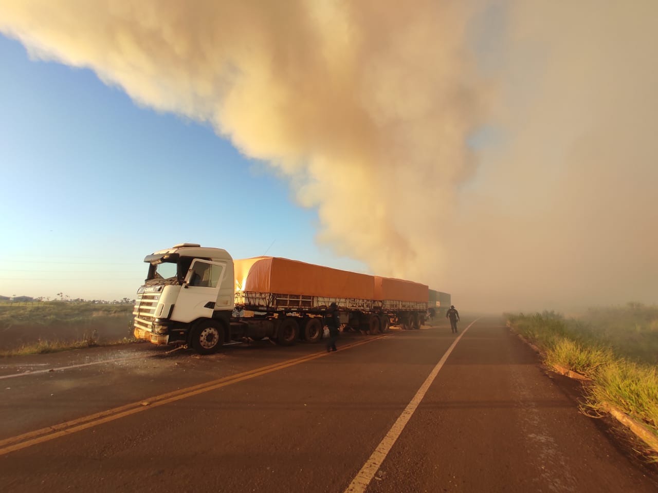Incêndio de grande proporção atinge pastagem e há suspeita que possa ser crime Corpo de Bombeiros foi chamado por combater as chamas - Fotos: Adalberto Domingos