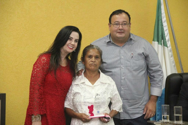 Prefeito de Amambai participa de homenagem às mulheres na Câmara Municipal Dr. Bandeira com a deputada Mara Caseiro e uma das homenageadas, a professora Alzira LopesFoto: Assessoria