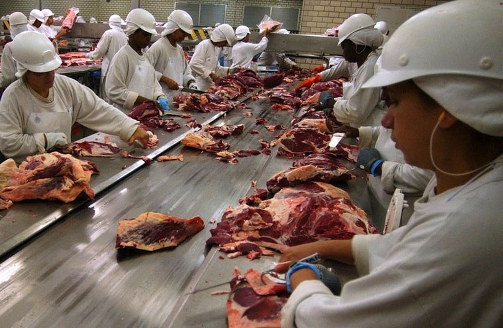 Frigorífico abre 280 vagas para diversas áreas em duas cidades de MS Frigorifico antes da Pandemia / Foto: Reprodução/Facebook