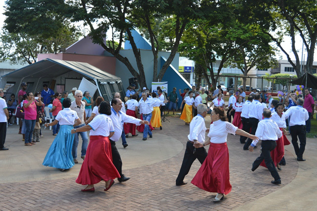 Grupo de Dançar do programa Conviver participou da programação do Dia da Mulher. / Foto: Moreira Produções