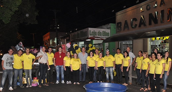 Feirão dos Amigos foi realizado por grupo de comerciantes de Amambai Prefeito Sérgio Barbosa participa de sorteio de prêmios durante o encerramento do Feirão dos Amigos.