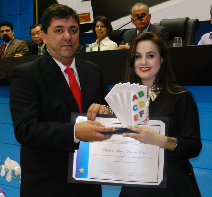 Presidente da FETEMS é homenageado com a “Comenda do Professor Comprometido”
