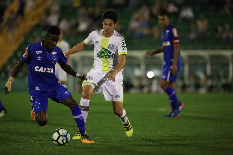 Líder, Cruzeiro vence a Chapecoense por 3 a 0 Líder, Cruzeiro vence a Chapecoense por 3 a 0
