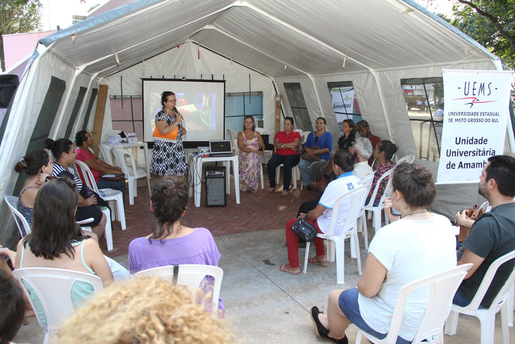 Equipe da Universidade Estadual de Mato Grosso do Sul participou das atividades levando informações para as mulheres. / Foto: Robson Fritzen