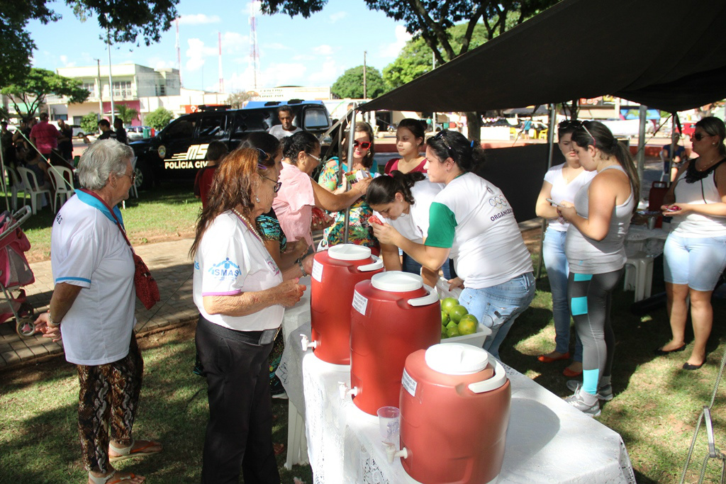 Prefeitura Municipal disponibilizou água e frutas para as pessoas que participaram das atividades alusivas ao Dia da Mulher. / Foto: Robson Fritzen