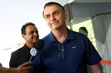 O presidente Jair Bolsonaro chega ao prédio onde mora o filho, Flávio Bolsonaro, em Brasília. - Marcelo Camargo/Agência Brasil