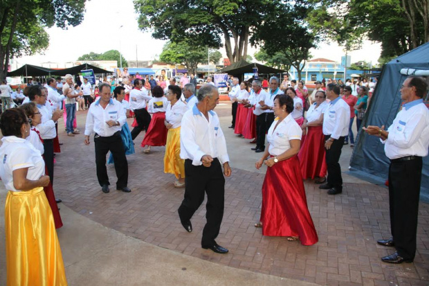 Encenação teatral chama atenção na praça Coronel Valêncio de Brum, em Amambai Grupo Conviver também participou com apresentações de dançasFoto: Assessoria