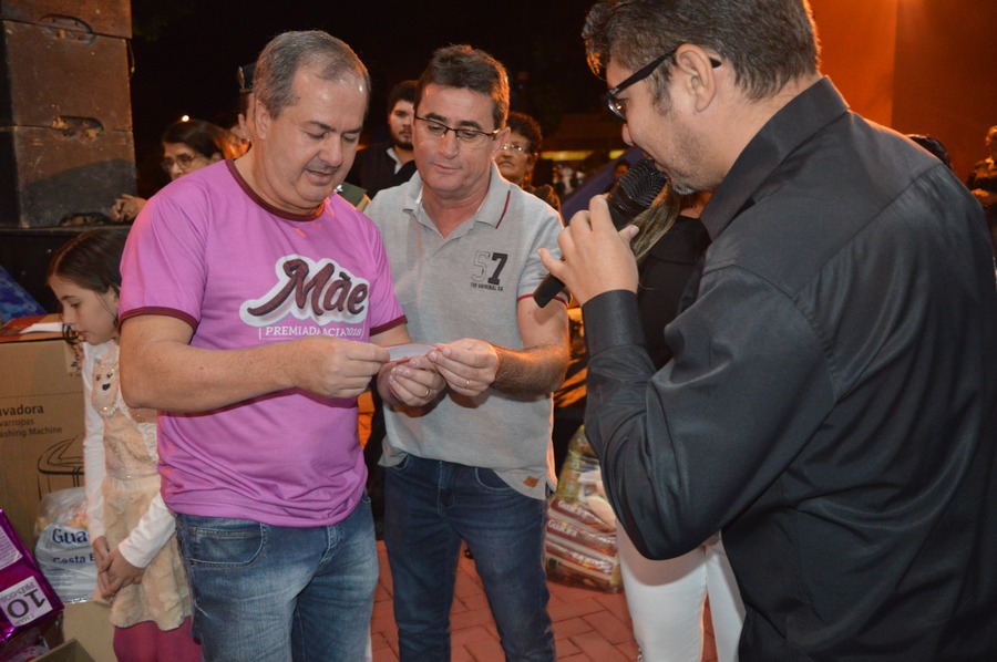 Amambai: Severina Costa foi a ganhadora da moto 0 Km da campanha da Acia O presidente da Acia, Clemente Martins Junior conferindo o cupom premiado / Foto: Moreira Produções