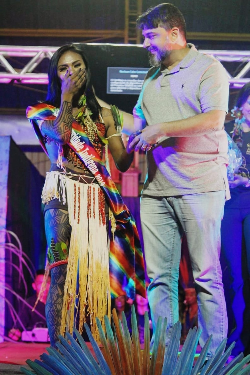 Candidata transgênero ganha título em concurso de beleza indígena em MS Katrina recebendo a premiação inédita — Foto: Tatiane Martins Gomes/Divulgação
