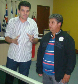 Em 3ª eleição, Marcos Estigarria é eleito presidente do PT de Amambai O membro do diretório estadual, Francisco Ferreira da Cruz (e) com o presidente Marcos Estigarribia. Acompanhamento da eleição faz parte do plano de reestruturação e fortalecimento do partido nos municípios visando as eleições de 2014. (Arq- PT)