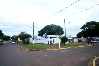Estacionamento na rua Sete de Setembro garante segurança para a comunidade escolarFoto: Moreira Produções 