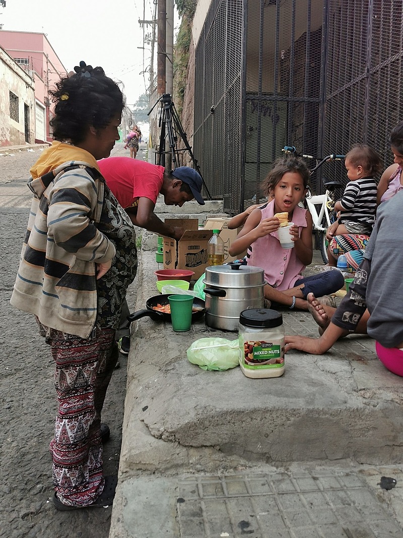Com 9,5 milhões de habitantes e 60% da população em situação de pobreza, em Tegucigalpa famílias inteiras vivem nas ruas por conta do desemprego gerado durante a pandemia / Gilda Silvestrucci