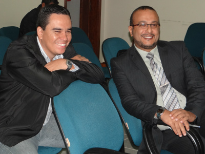 Vereadores de Amambai reprovam projeto de meia-entrada para professores O presidente do SRA, Diogo Peixoto, esteve na sessão e conversou com o vereador Ailton sobre os reflexos do projeto, na realização da ExpobaiFoto: Moreira Produções