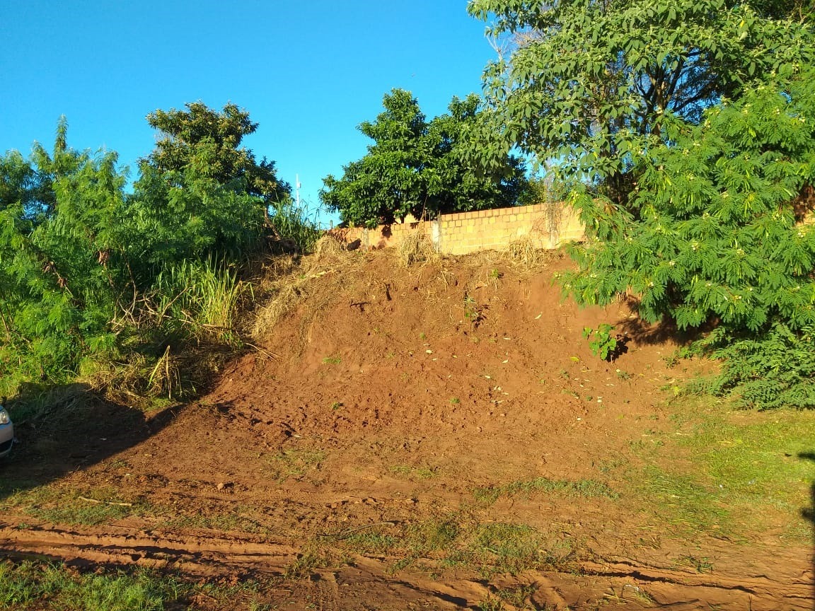 Medida para contenção de erosões no residencial Orlando Viol é solicitada Muros e residencias estão em risco de desabamento na rua Aluízio de Souza / Fotos: Assessoria