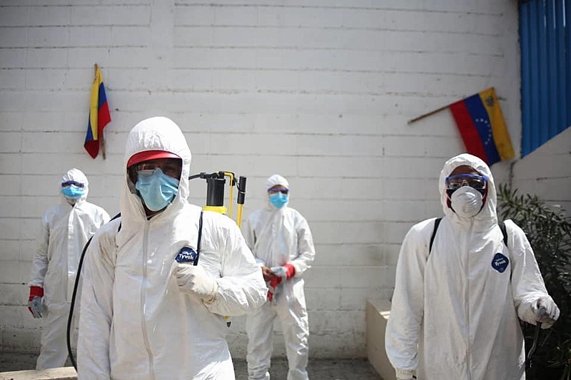 Todas as quartas-feiras, as principais avenidas das maiores cidades do país são desinfectadas por agentes sanitários públicos / Reprodução