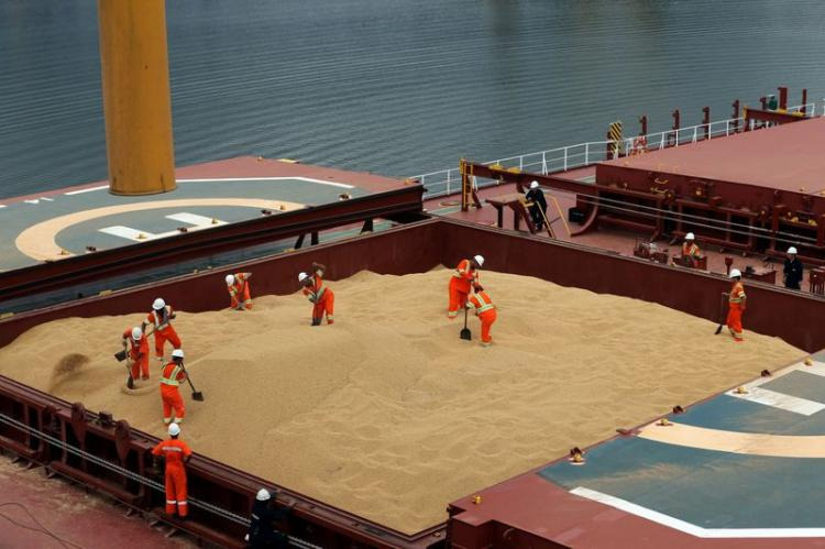 Exportação de soja do Brasil atinge recorde de 17,38 mi t em abril, diz Secex Navio carregado com soja no porto de Santos (SP). Foto: Divulgação