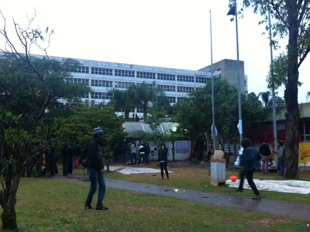 Alunos jogam bola em frente á reitoria da USP (Foto: Ana Carolina Moreno/ G1)