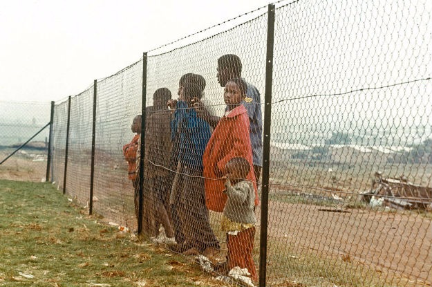 "Luta contra racismo deve ser incessante para ser bem-sucedida" Crianças atrás da cerca que as separava da comunidade branca perto de Joanesburgo, na África do Sul, durante o apartheid.Foto: ONU/Pendl