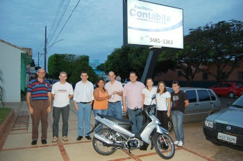 ACIA entrega motos sorteadas na Campanha do Dia das Mães Marta Lima recebendo a moto na presença dos diretores da ACIA e dos proprietários do escritório ContábileFoto: Moreira Produções