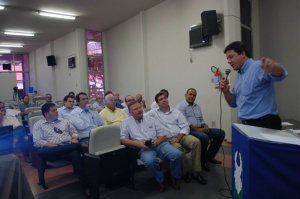 Balança "isenta" será opção contra desconfiança entre pecuaristas Presidente do Grupo JBS, Wesley Batista, faz explanação durante reunião da Fenapec (Foto: Simão Nogueira)