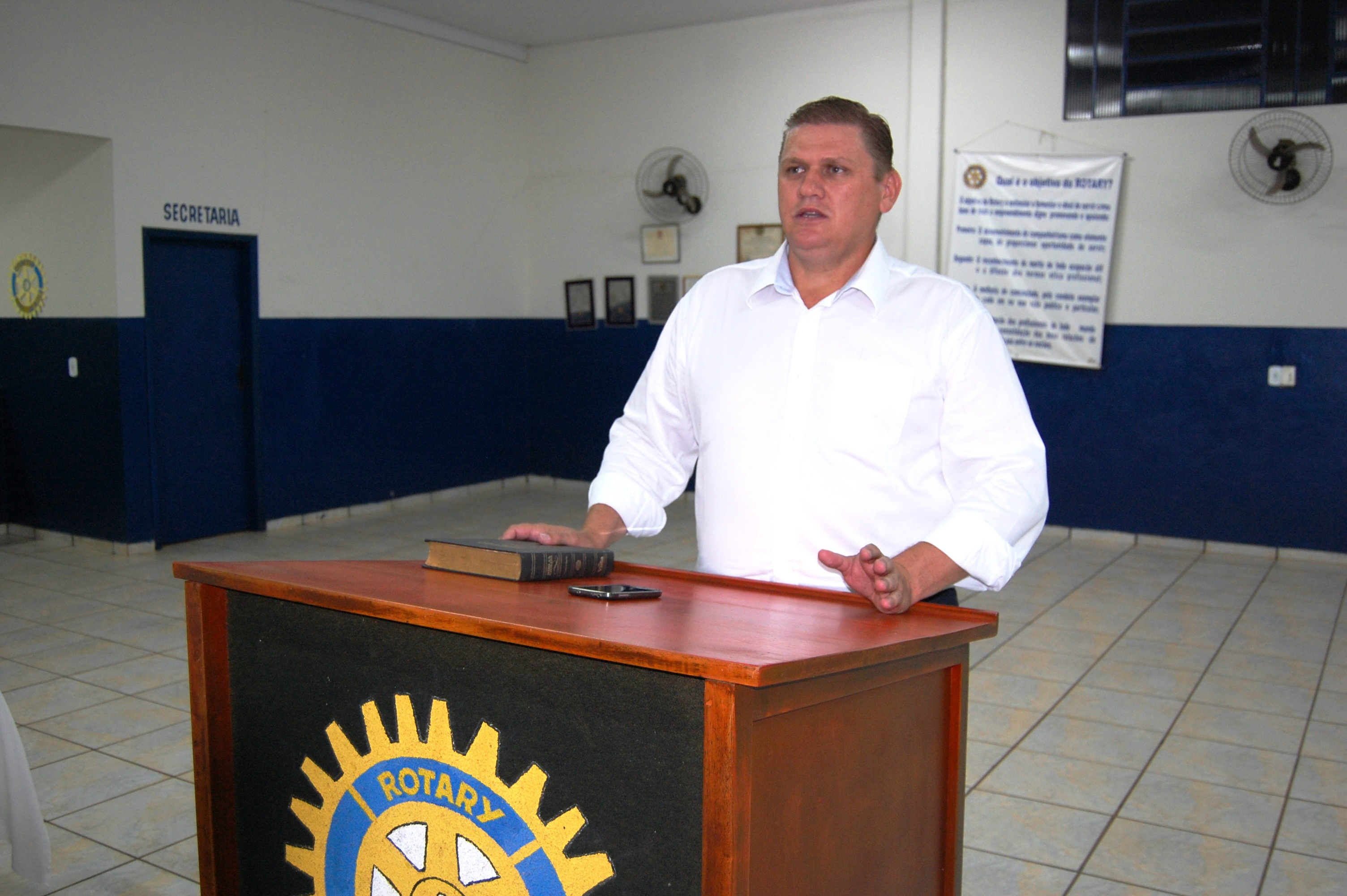 Saúde pública é tema de palestra no Rotary de Amambai O pedagogo e secretário municipal de Saúde de Amambai, Sérgio Périus.