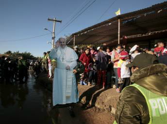 Pessoas do lado de fora da prisão esperavam o papa 