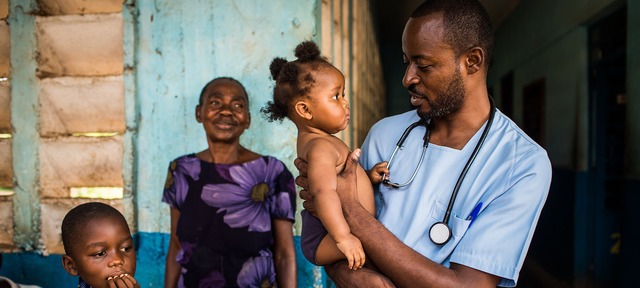Metade das crianças de Kassai, na RD Congo, estão desnutridas Menina recebe tratamento em hospital na região de Kassai.