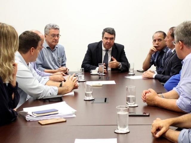 Eduardo Riedel, titular da Segov (ao centro), coordenou reunião nesta tarde (Foto: Divulgação)