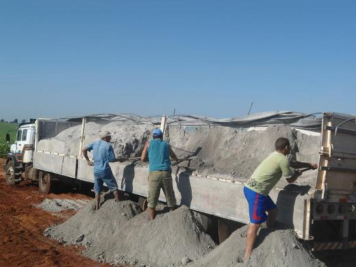 Estado garante transporte de 3 mil toneladas de calcário para produtores