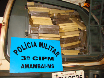 A droga estava sendo transportada em um veiculo VW/GOLF, cor prata.