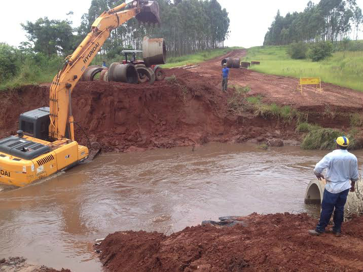 Prefeitura de Amambai realiza desvio para o escoamento da Soja pela MS-289 Desvio com tubulação quádrupla proporcionará o trânsito de veículos. (Foto: Decom)