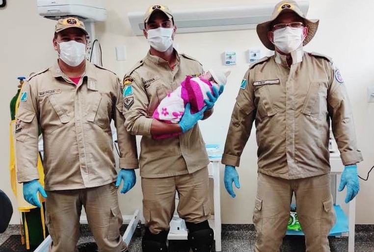 Militares do Corpo de Bombeiros de Amambai realizam parto em residência A guarnição que realizou o parto era composta pelo Subtenente Lima, pelo Cabo Marconielson, pelo Cabo Medina e pelo Cabo Zanatti. / Foto: 16º SGB