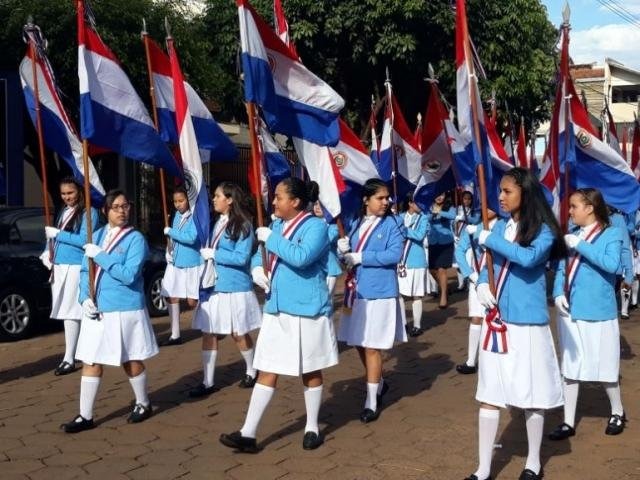 Cidade-irmã de MS, Pedro Juan comemora independência paraguaia Estudantes de Pedro Juan Caballero desfilam nesta manhã em homenagem à independência do Paraguai (Foto: Porã News)