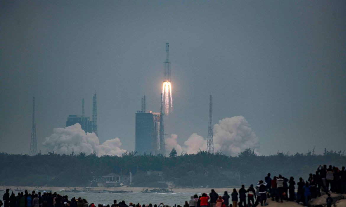 Foguete chinês descontrolado deve entrar na atmosfera no fim de semana Foto: reuters