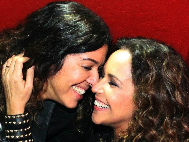 Ao lado da namorada, Daniela Mercury agita a Parada Gay de SP A jornalista Malu Verçosa e Daniela durante a Parada Gay (Foto: Marcio Fernandes/Estadão Conteúdo)