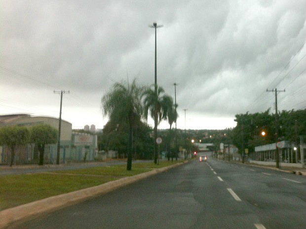 Chuva derruba as temperaturas em Mato Grosso do Sul, diz Inpe Avenida Manoel da Costa Lima, em Campo Grande, na manhã deste domingo (Foto: Gabriela Pavão/G1 MS)