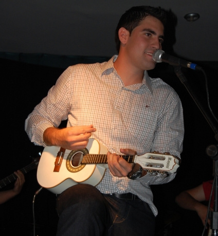 Bruno tocando cavaquinho, diferencial nos shows da dupla.