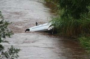 Com a chuva, rio subiu e carro quase foi levado pela correnteza. (Foto: Marcos Ermínio)