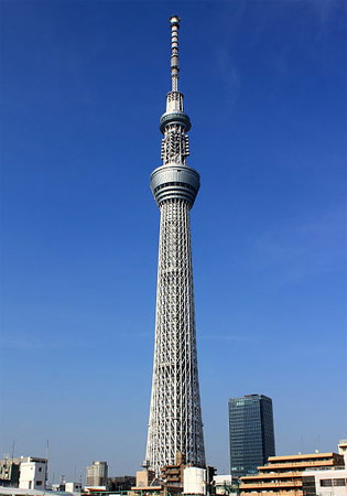 Tokyo Sky Tree. Ela acaba de ser inaugurada em Tóquio, no Japão. Tem 634 metros e é a nova torre mais alta do mundo, superando em 34 metros a antiga detentora do título.