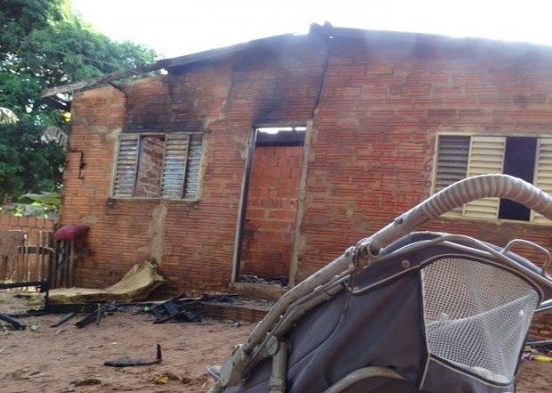 5 crianças estavam sozinhas na casa que foi destruída por incêndio, em Amambai Foto: Vilson Nascimento