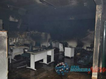 Fogo destruiu documentos e móveis que haviam no interior da agência / Foto: Joelso Gonçalves