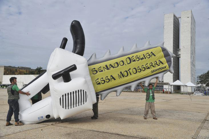Greenpeace recolhe assinaturas para campanha Desmatamento Zero Greenpeace recolhe assinaturas para campanha Desmatamento Zero