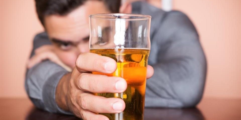 Afinal, quais são os verdadeiros efeitos do álcool no nosso cérebro?