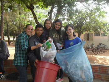Cooperativismo é exemplo em escola de Amambai A professora Kelly (E) e os alunos Rodrigo, Eliane, Jéssica e Lohana, a presidente da Cooper Art.