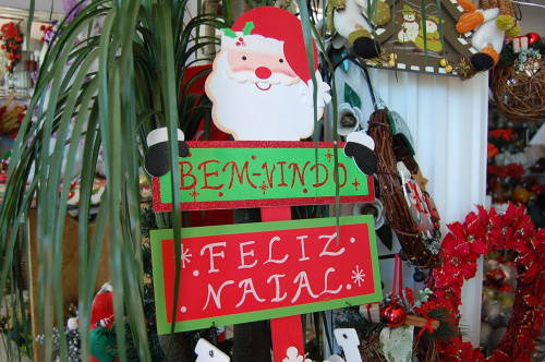 Natal em Amambai: lembrancinhas são trunfo dos comerciantes Feliz Natal, é o que deseja a plaquinha a venda na Regalos. Presentinhos e lembranças fazem sucesso neste Natal. Foto: Moreira Produções.