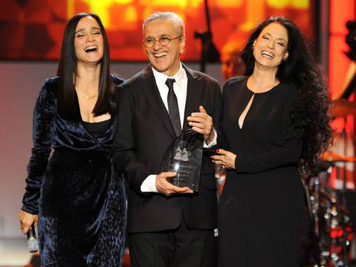 Caetano Veloso recebe prêmio de Personalidade do Ano no Grammy Latino Caetano recebe o Grammy Latino, cercado por Julieta Venegas e Sônia BragaAP Photo