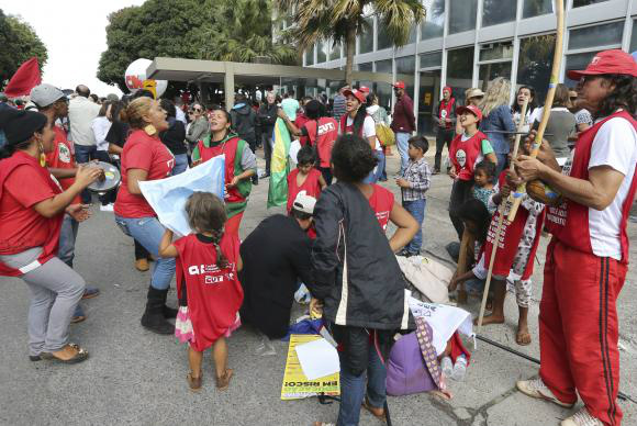 Manifestantes ocupam prédio do MEC e pedem melhorias para educação