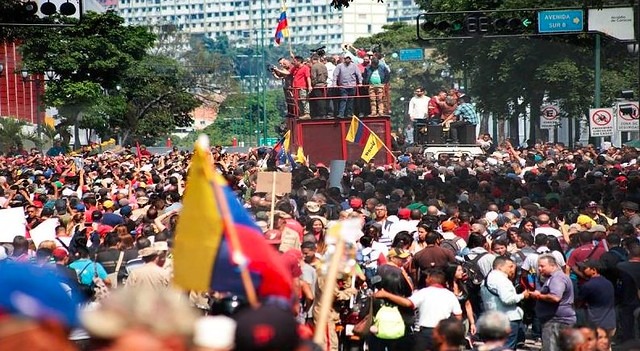 Nova tentativa de golpe contra Maduro fracassa na Venezuela; confira balanço Maduro reuniu apoiadores em frente ao Palácio de Miraflores, sede do Poder Executivo / Foto: Telesu