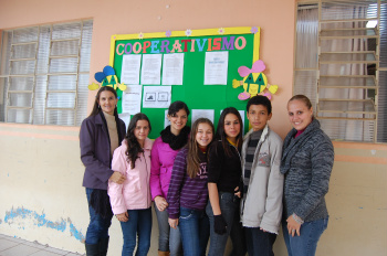 Cooperativismo é exemplo em escola de Amambai A professora Vera Lorenzetti (E), os alunos Jéssica, Lohana, Eliane, Nathália, Rodrigo e a professora Kelly Silva Nascimento.